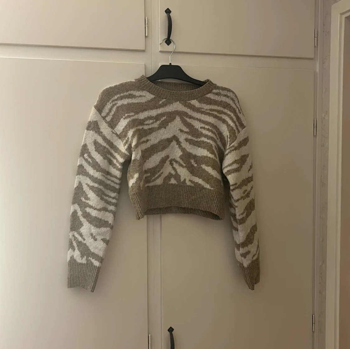 Beige och vit zebramönstrad tröja från SHEIN - 91