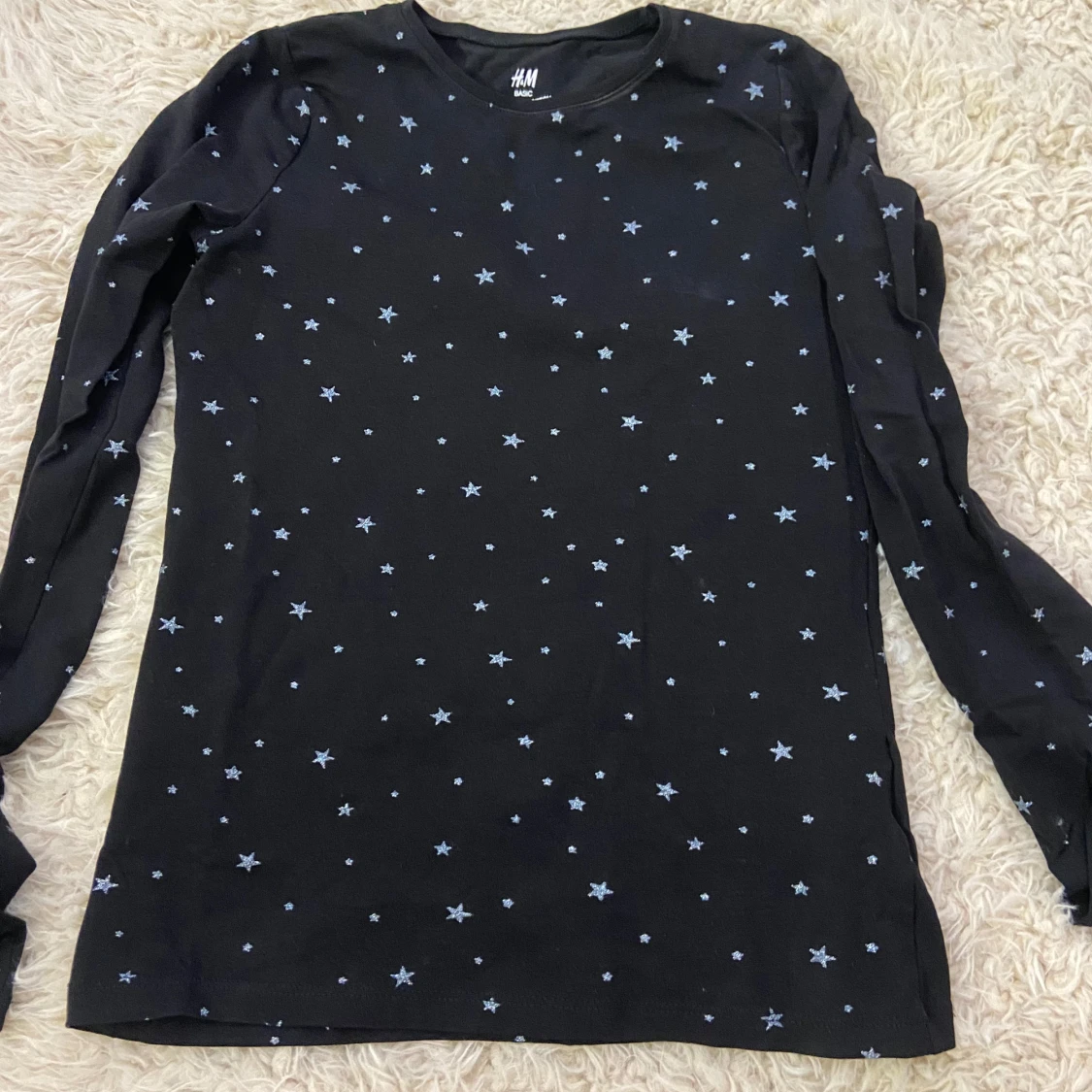 Svart långärmad tröja med stjärnor från H&M
