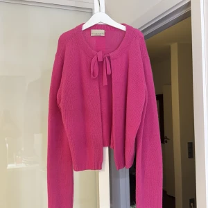 Super söt kofta - Säljer denna super söta kofta med snören till knäppning. 100% cashmere. Står ingen storlek men passar xs, s 