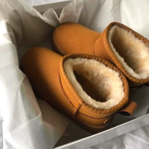 Bruna fluffiga vinter boots - aldrig använda! passar 38-39 🫶