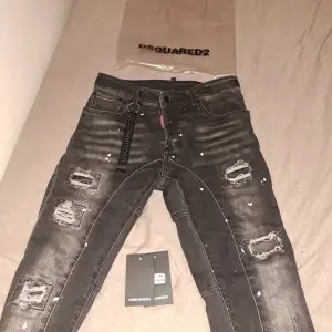 OBS‼️PRIS KAN DISKUTERAS               Säljer ett par svarta DSQUARED2 jeans i slim fit. De har en väldigt snygg design med vita färgstänk. Jeansen är i nyskick och kommer med tillbehör. Storleken är inte europeisk så därför står det 46, men det är i storlek 33/30 riktig.