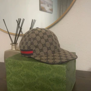 Gucci Canvas - Säljer denna snygga Gucci kepsen som ej används längre, ganska få som har kepsen och väldigt unik, finns inga problem med kepsen och den är använd i ett alldeles utmärkt skick! Stl L men passar M, Dustbag,box och etiketter medföljer!🫡