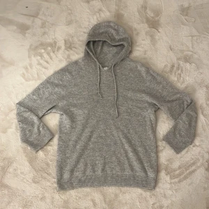 Merinoull hoodie (grå) - |Merinoull Hoodie|Använt skick men inge defekter eller liknande|Perfekt nu till de lite kallare graderna❄️Hör av dig vid funderingar|Pris kan diskuteras vid snabb affär|  Mvh Malte💙