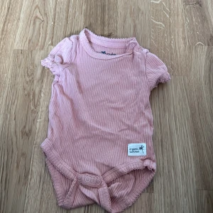 Body - Rosa body i storlek 62