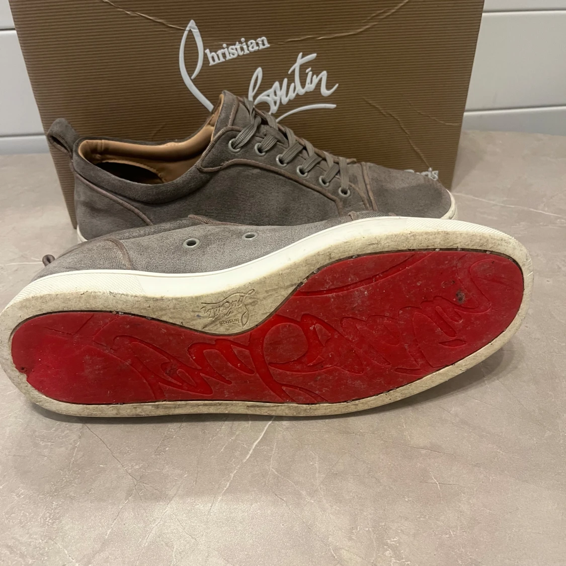 Grå sneakers från Christian Louboutin - 90