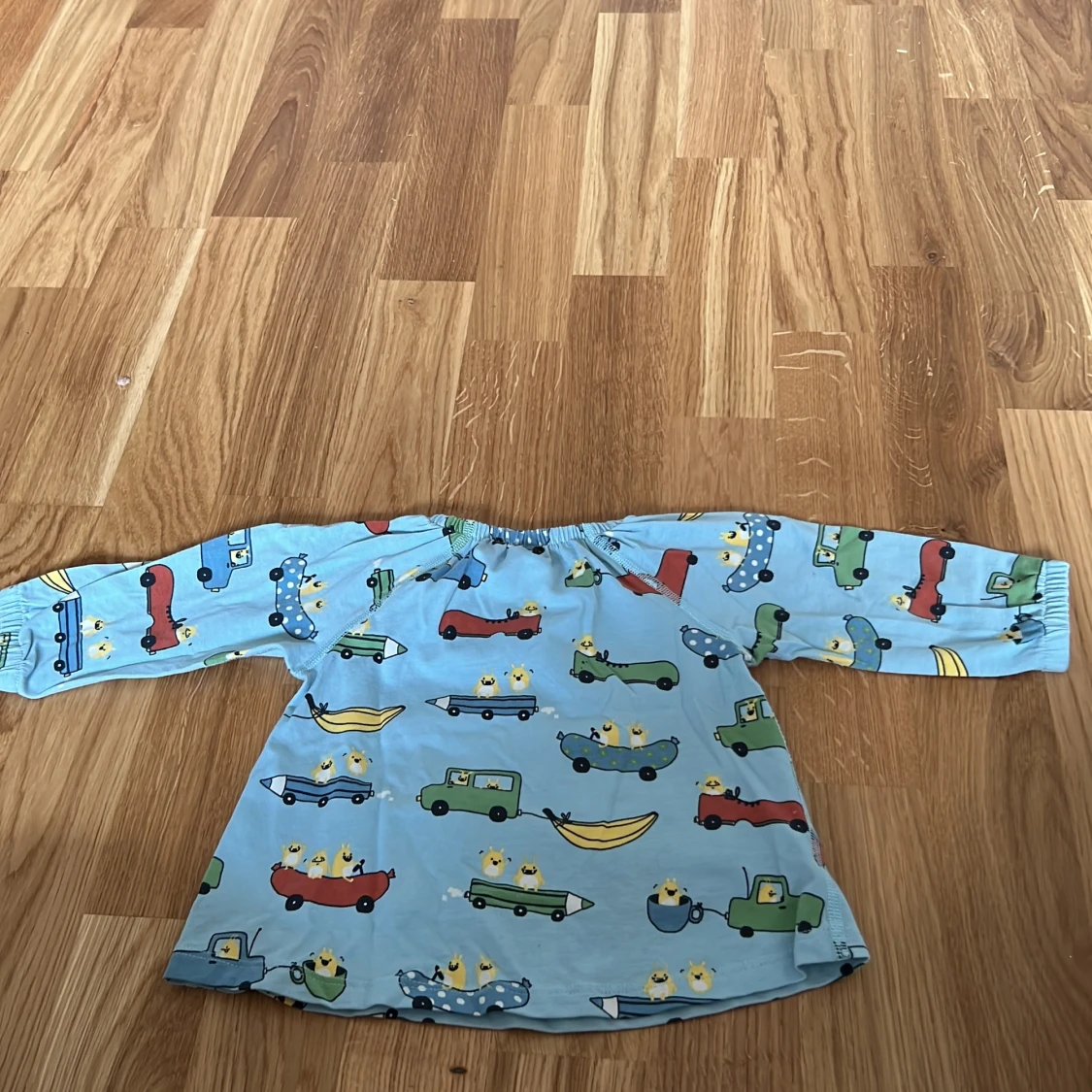 Blå långärmad tröja med bilmotiv från Polarn O. Pyret - 91