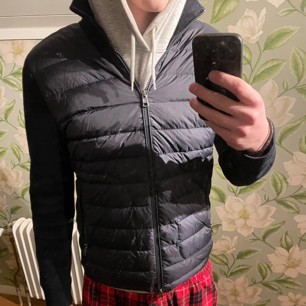 Säljer en snygg marinblå cardigan från Moncler i mycket bra skick. Jackan är självklart äkta och har även kvitto på den för dom som vill se⭐️. Perfekt för höst och vinter, håller dig varm och stilren. Passar både till vardags och lite finare tillfällen. Storlek är L men sitter lite mindre. Vid frågor är det bara att höra av sig😁. Jackor.