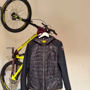 Svart jacka från Parajumpers - Helt ny parajumper cardigan. Nypris 5000 mitt pris 2300. 10/10 skick och är perfekt för hösten/vintern. Storlek m men passar även över och under storleken. 