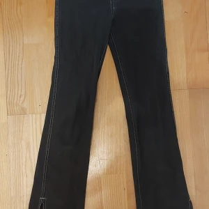 Svarta bootcut jeans från H&M  - Ett par svarta bootcut jeans från H&M i storlek 146. Som är i mycket bra sick o har används cirka 4 gånger. Pris kan diskuteras!
