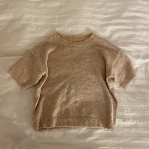 Beige tröja - Beige tröja med korta ärmar, knappt använd 💕 Storlek S