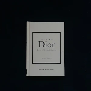 Little Book of Dior - En stilren bok som berättar historien om det ikoniska modehuset Dior. Perfekt för modeintresserade och de som vill veta mer om Diors inflytande i modevärlden.