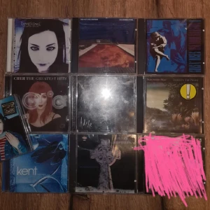 Samling av CD-skivor - En samling av CD-skivor med olika artister och album, inklusive Evanescence (egengjord), Black Sabbath, Red Hot Chili Peppers, Kent, Cher, och Fleetwood Mac. Perfekt för musikälskare som gillar en mix av rock, pop och alternativa genrer. Skivorna är i varierande skick, samtliga är i mycket sletna fodral, så skriv för mer info angående särskilda skivor etc! (Hagnesta hill har ingen skiva i, men funkar som decor) Säljer av alla i paket inför flytt så snälla köp🙏 