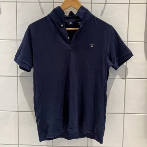 Piké från Gant i storlek 170 - En marinblå piké från Gant i storlek 170. Plagget är i fint skick. Nypris: 699 kr, Mitt pris: 150 kr. Pikén köptes hos KidsBrandStore.