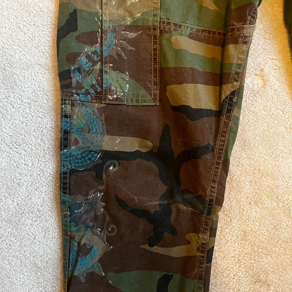 Camouflage cargobyxor med drakbroderi - 41