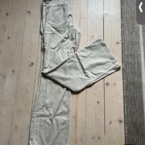 Beige jeans - Snygga beige jeans  med en klassisk look. Perfekta för en stilren och avslappnad outfit. Byxorna har en rak passform och är tillverkade i mjukt jeanstyg.