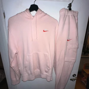 Rosa Nike set - Nike set i mycket bra skick, endast använd en gång. Hoodien och byxorna är storlek S