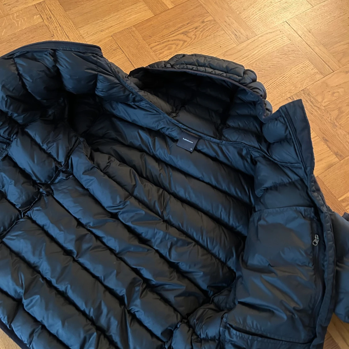 Svart dunjacka från Peak Performance - 90