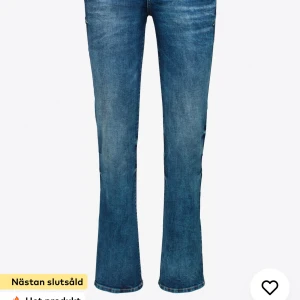Blå bootcut jeans - Snygga blå bootcut jeans med klassisk femficksdesign och knappgylf. Perfekta för en avslappnad stil. ( lånade bilder)