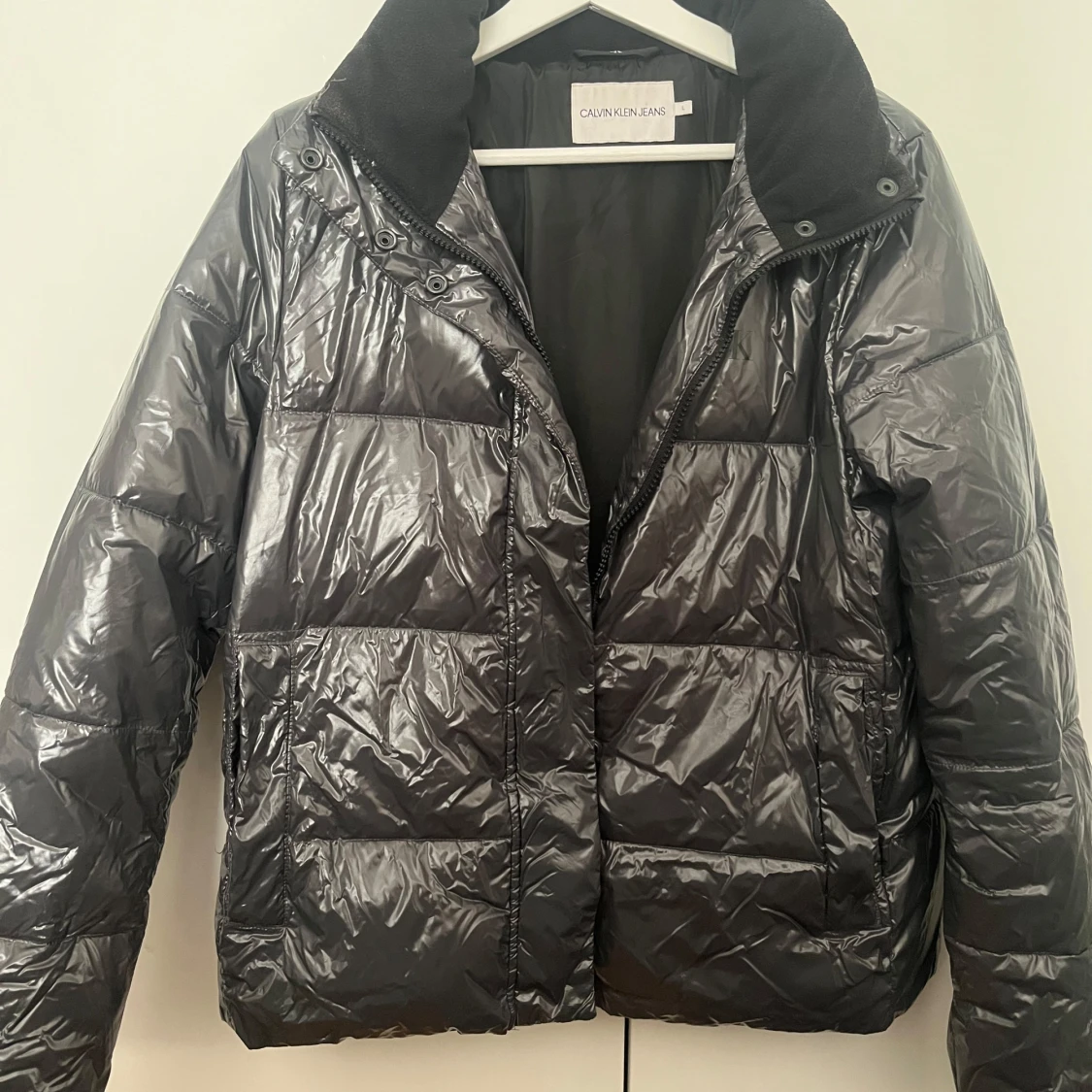 Grå pufferjacka från Calvin Klein Jeans