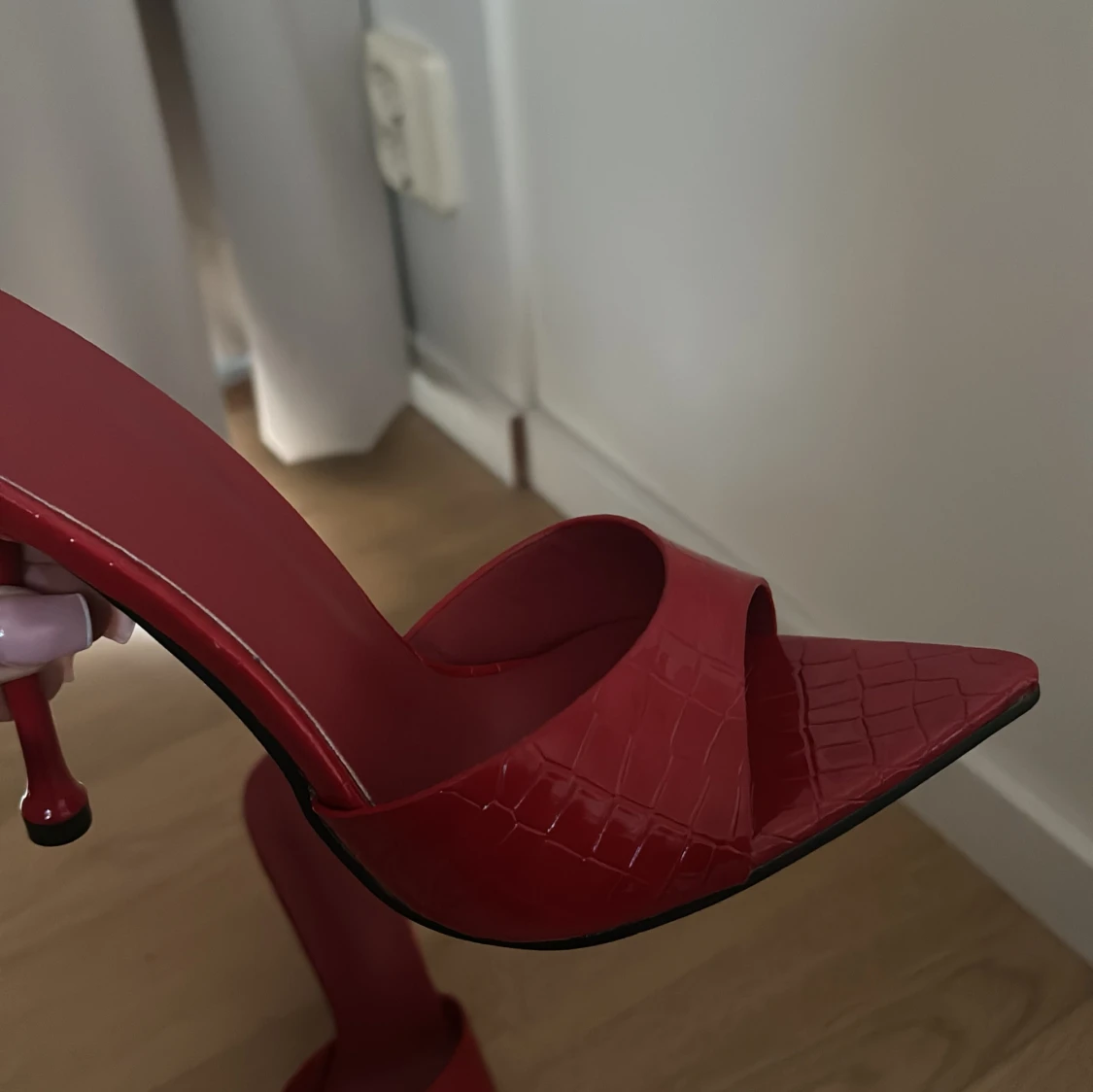 Röda klackskor med spetsig tå - 93