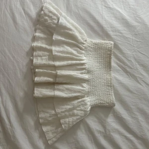 Snygg vit volangkjol💘 - Säljer en superfin vit kjol från Shein i storlek XXS. Den har en elastisk midja och volanger, inga defekter mm.