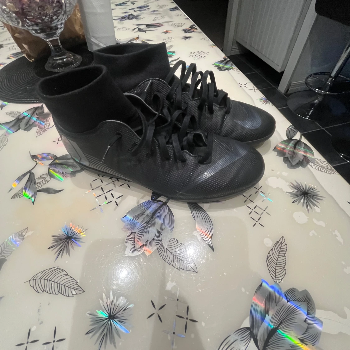 Svarta inne fotbollsskor från Nike