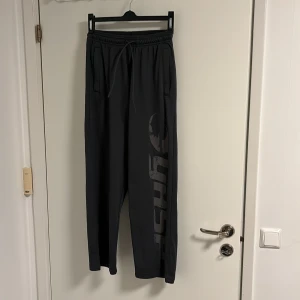 GASP träningsbyxor - Säljer dessa gråa Gasp träningsbyxor i storlek s då de blivit för korta. Vid frågor är det bara att höra av sig!