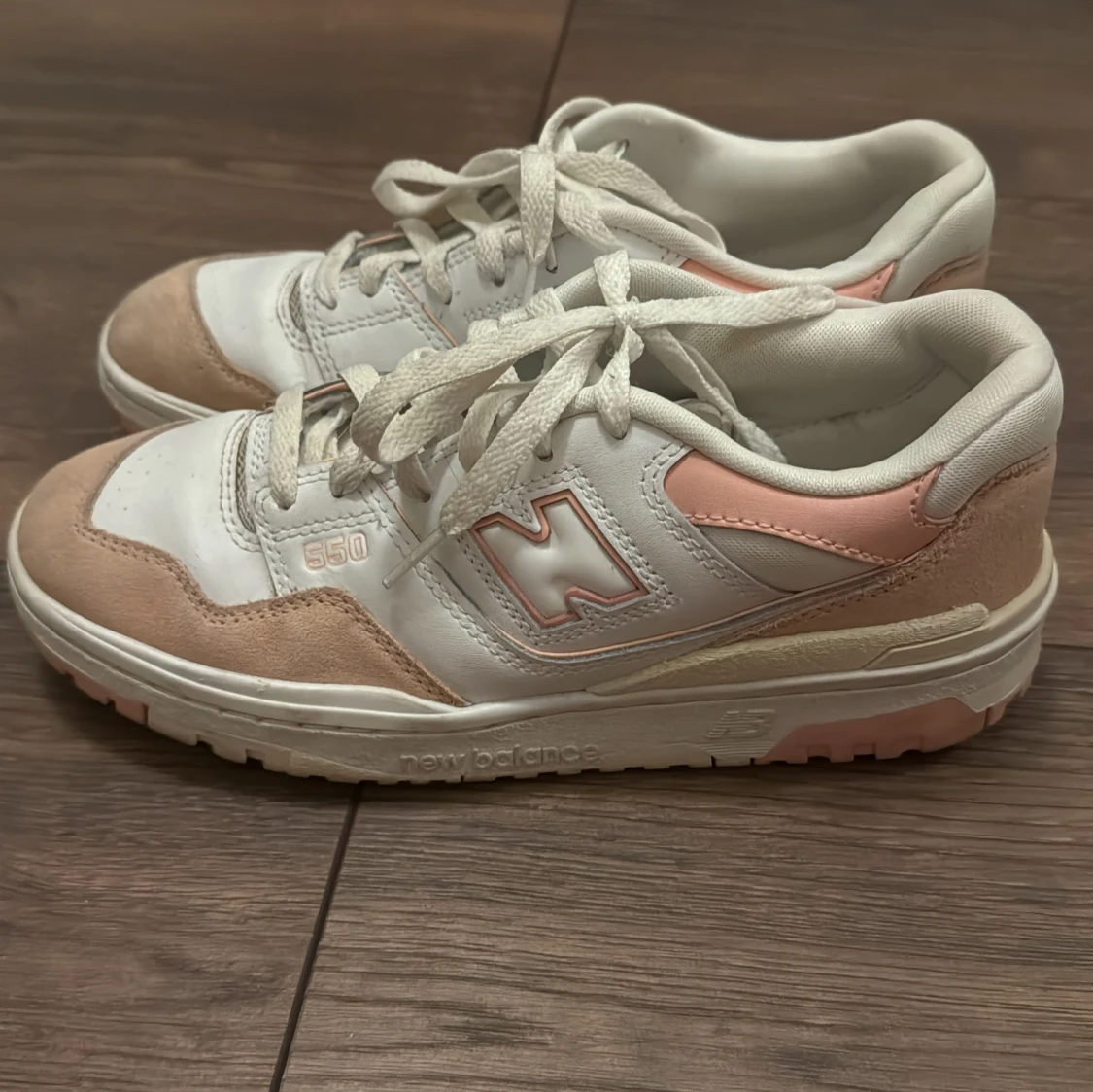 Vita och rosa sneakers från New Balance - 90