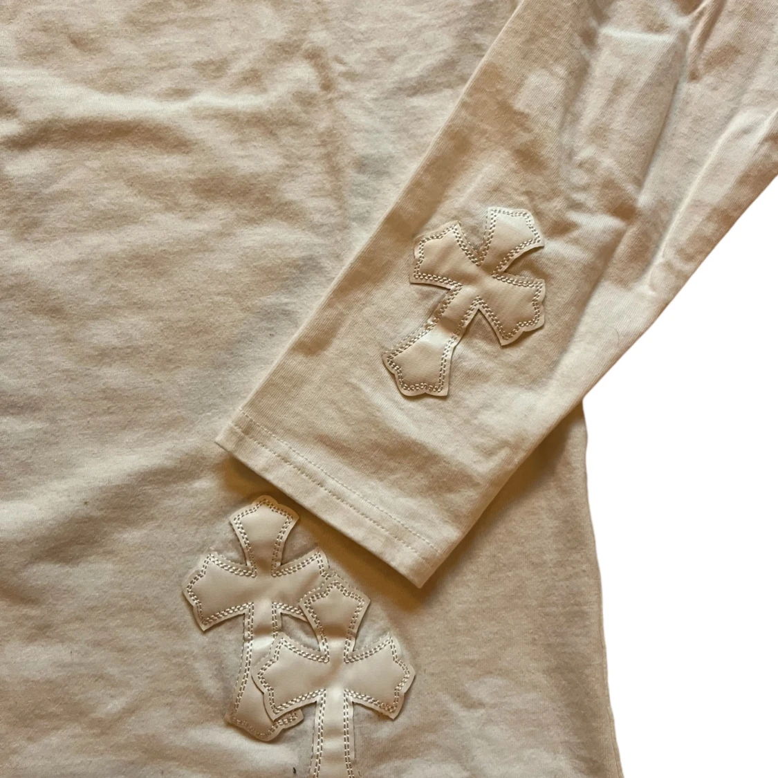 Vit longsleeve med kors patches - 90