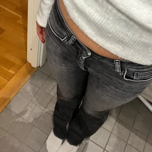 Gråa jeans - Snygga grå svarta jeans med en tight passform. De har en klassisk femficksdesign och är mid rise.