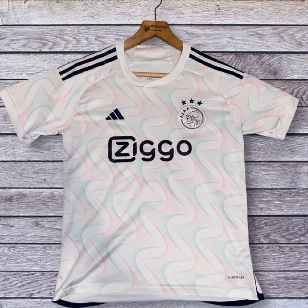 Säljer denna Ajax tröjan då den it passar längre. Tröjan är vid lite defekter och jag själv skulle säga att skicket ör runt 8-9/10 skalan. (Lite släpp på sponsorn) Hör av dig vid intresse!. T-paidat.