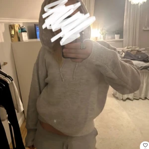 stickad hoodie fr gina young🤍 // nyskick  - Mysig grå hoodie med långa ärmar och justerbar huva. Perfekt för en avslappnad stil.