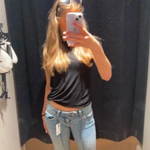 Blå bootcut jeans - Snygga blå bootcut jeans med låg midja och dubbla knappar. Använd fåtal gånger! Storlek s. Skriv för mer information 💕