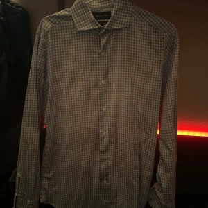 Massimo Dutti skjorta - Massimo dutti skjorta i strl M. Använd en gång som underskjorta men har tyvärr vuxit ur. Lite sömmsläpp på armen men inget som märks då det är en underskjorta. 200kr eller bud.