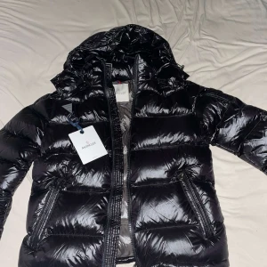 Moncler Maya  - Säljer moncler jackor i alla storlekar 1-5. Det är en beställningsvara vilket betyder att jag beställer in jackan så fort betalningen från kunden har skickats. Tveka inte att skicka iväg ett meddelande vid frågor🙌🏽. Jag står för frakten🚚. 
