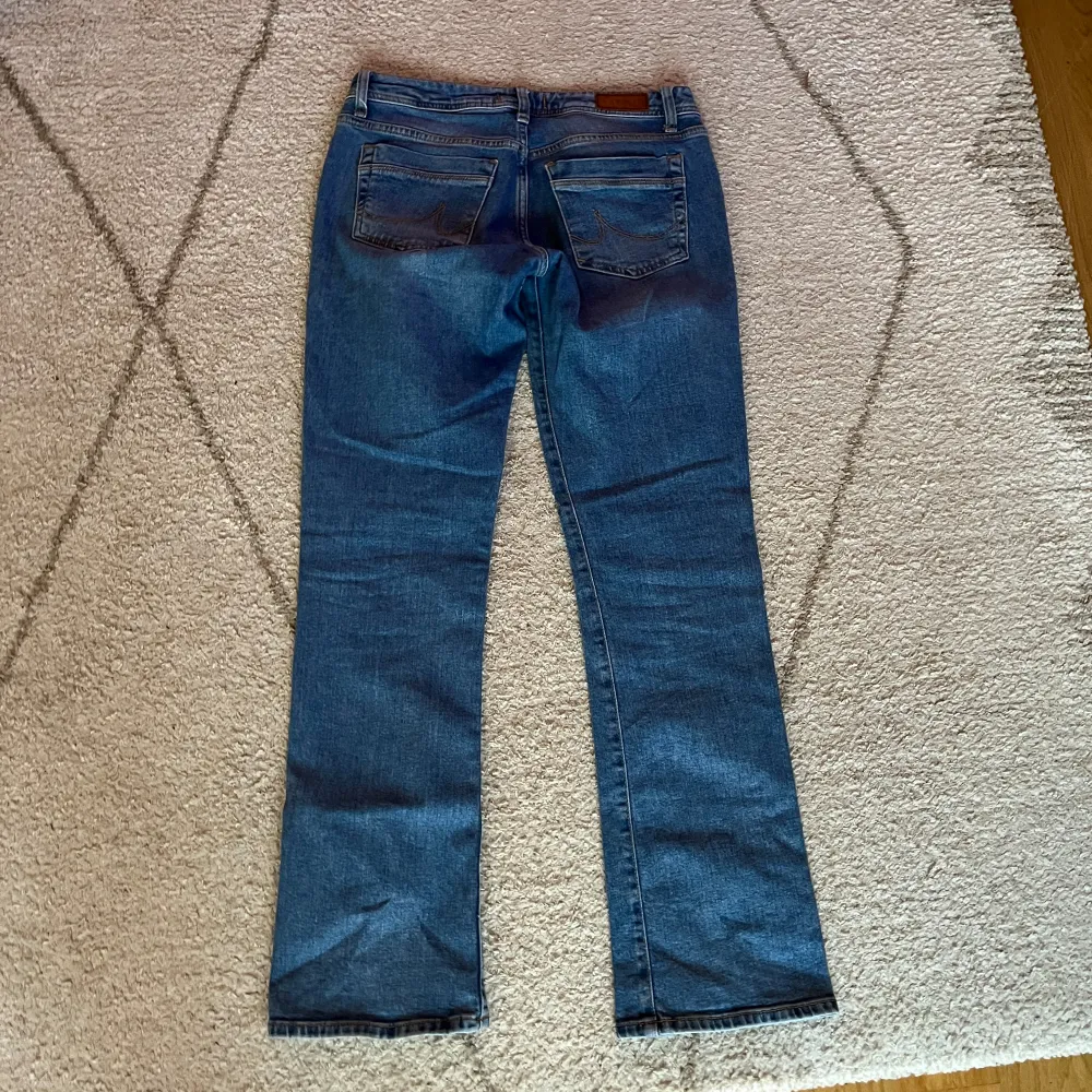 Säljer ett par jättefina blåa jeans från Ltb! De är i storlek 28:32 och är i bra skick. Säljer för att de tyvärr var lite förstora för mig💕 Lågmidjade och bootcut’. Jeans & Byxor.