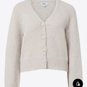 Beige kofta från ONLY - Mysig beige kofta från ONLY i ett stickat material. Den har en v-ringad design med stora knappar framtill och långa ärmar. Perfekt för kyliga dagar när du vill vara både bekväm och väldigt fin💗orginalpris på koftan är 360kr!