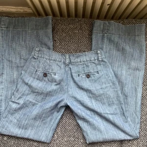 Vintage vida lågmidjade jeans  - Vintage vida lågmidjade jeans från R.marks, står L på lappen men skulle mer säga S/M. Liten fläck på framsidan som man ser på andra bilden, men märks inte av så mycket. Första två bilderna i tagna i direkt solljus, färgen är som på sista bilden! Midjan tvärs över är 37 cm och innerbenslängden är 82cm :)))