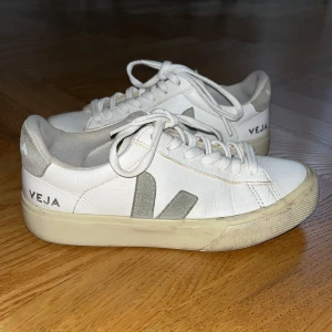 Vita sneakers med ljusgröna detaljer från Veja - Säljer ett par vita Veja sneakers med ljusgröna detaljer. Bra skick endast lite trasiga vid höger häl på insidan, men märks inte när man går. Nypris 1600 kr. 