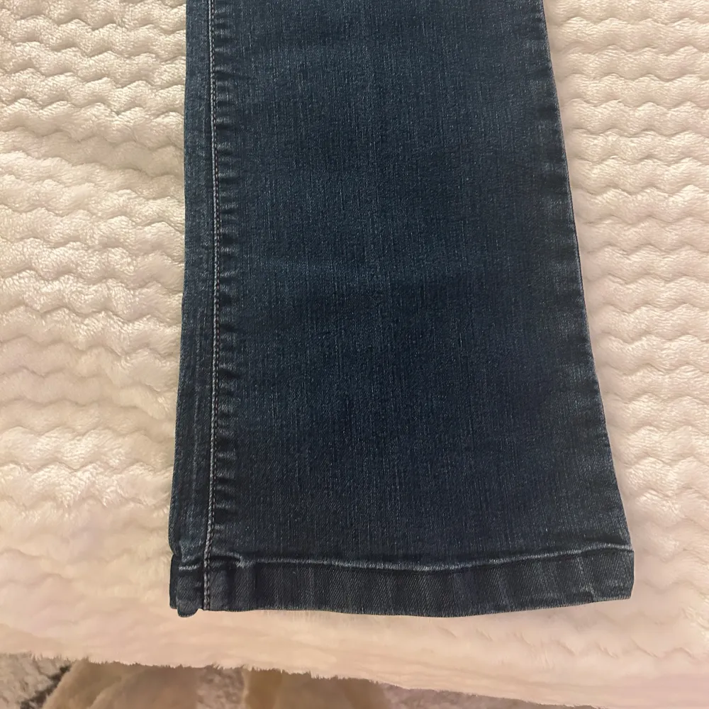 Nästintill helt nya Bootcut jeans med normalhög midja. Säljer då dem var för stora på mig som vanligtvis när XXS/XS. Skulle säga att dessa ligger runt M. Skriv privat för mått 💕OBS: har en till annons med samma byxa på min profil som har fri frakt. . Jeans & Byxor.