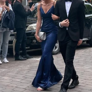 Mörkblå balklänning - Intressekoll- Elegant mörkblå balklänning. Smala axelband och öppen rygg, använd ett tillfälle inga defekter, köpt juni 2024 🤍167 + 5cm klackar. Passar Xs,S och ör stretchig