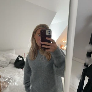 Grå  superfin tröja - Säljer denna superfina grå/blåa tröja med lång ärm. Perfekt nu till vintern🥰♥️. Tröjan har en lös passform. Den är i storlek xs men skulle säga att den passar s också!😊🥰Nypris är 1299! 