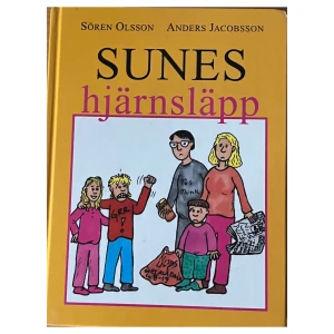 Sunes hjärnsläpp - Boken 'Sunes hjärnsläpp' av Sören Olsson och Anders Jacobsson har en gul omslag med en tecknad familj på framsidan. Titeln är i svart och rosa text. Perfekt för unga läsare som gillar humor och familjeäventyr.