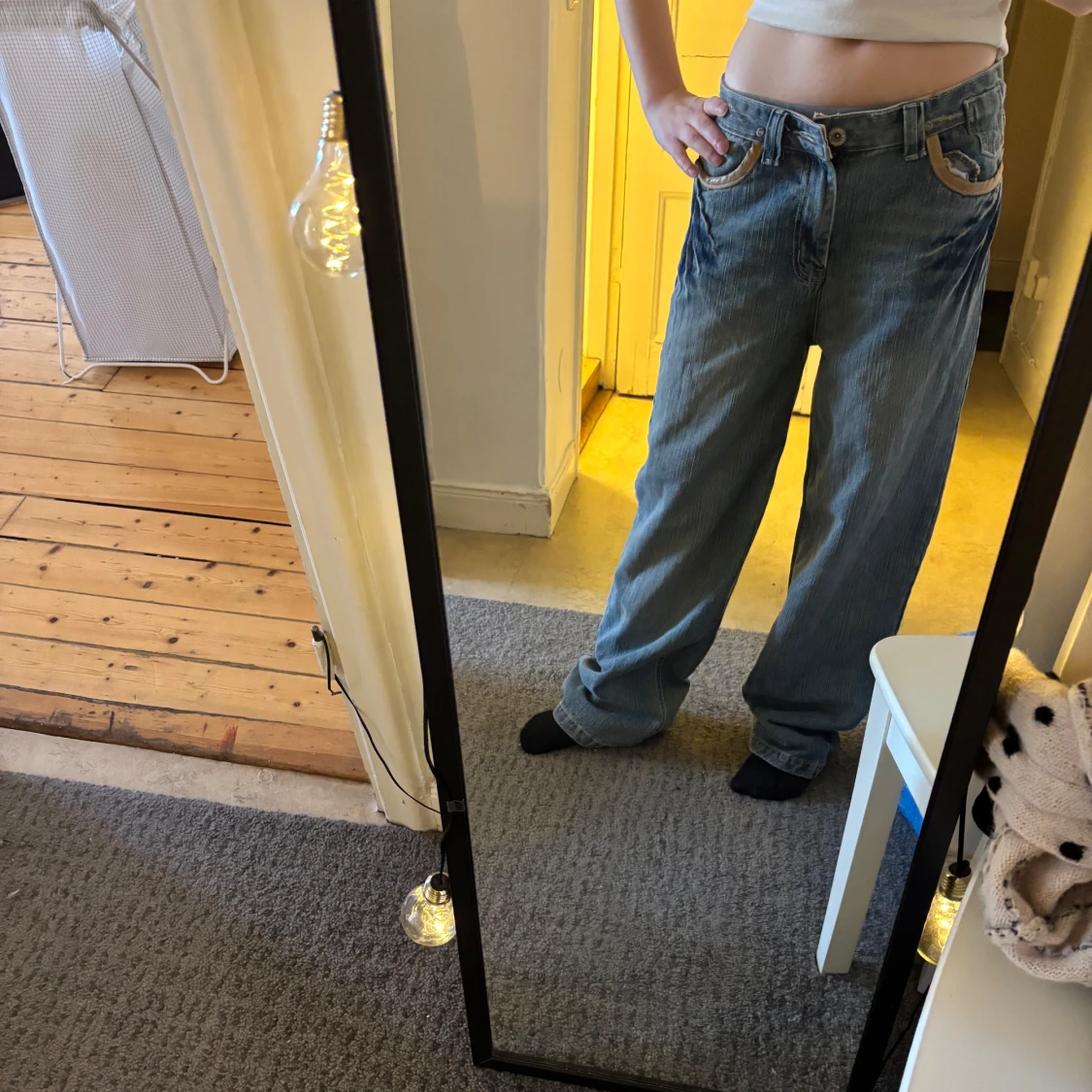 Blå jeans med vida ben