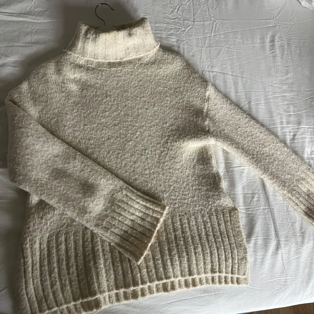 Oversized vit stickad polotröja från H&M i storlek XS. Den är sjukt varm för den har alpaca ull som är mer värmande än vanlig ull. Kom dm för fler bilder eller frågor!💞. Stickat.