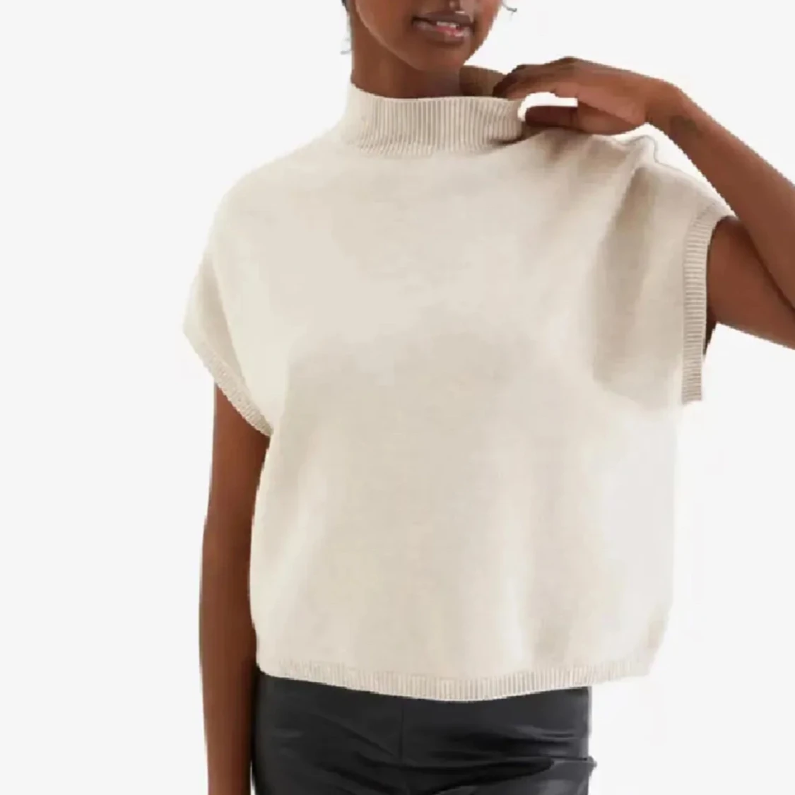 Beige stickad ärmlös topp