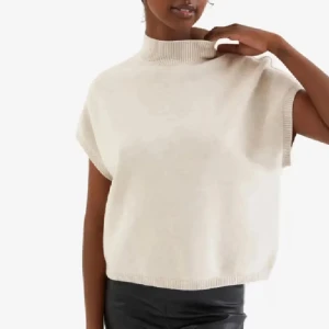 Beige stickad ärmlös topp - Säljer en superfin beige stickad topp med hög krage. Den är ärmlös och har en loose passform, perfekt för lager-på-lager under hösten. Toppen är i ett mjukt material som känns skönt mot huden. Passar både till vardags och lite mer uppklädda tillfällen. 🧶✨