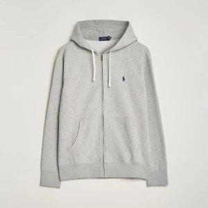 Ralph lauren tracksuit  - Superbekväma grå mjukisbyxor i bomull med snörning i midjan. Perfekta för en avslappnad dag hemma eller en snabb tur till affären. De har en loose passform som ger extra komfort. Ett måste i garderoben för alla som älskar att chilla i stil.