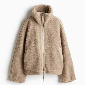 Intressekoll beige teddyjacka  - Intressekoll på min mysig beige teddyjacka med dragkedja och hög krage. Tryck ej på köp direkt🥰