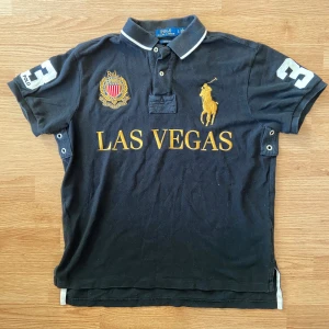 Ralph Lauren Las Vegas Polo / Pike - !skicka bud för snabb affär! Stilren Ralph Lauren las vevas piké, storlek L i bra skick. Skriv om ni undrar någonting 📲🎄💯